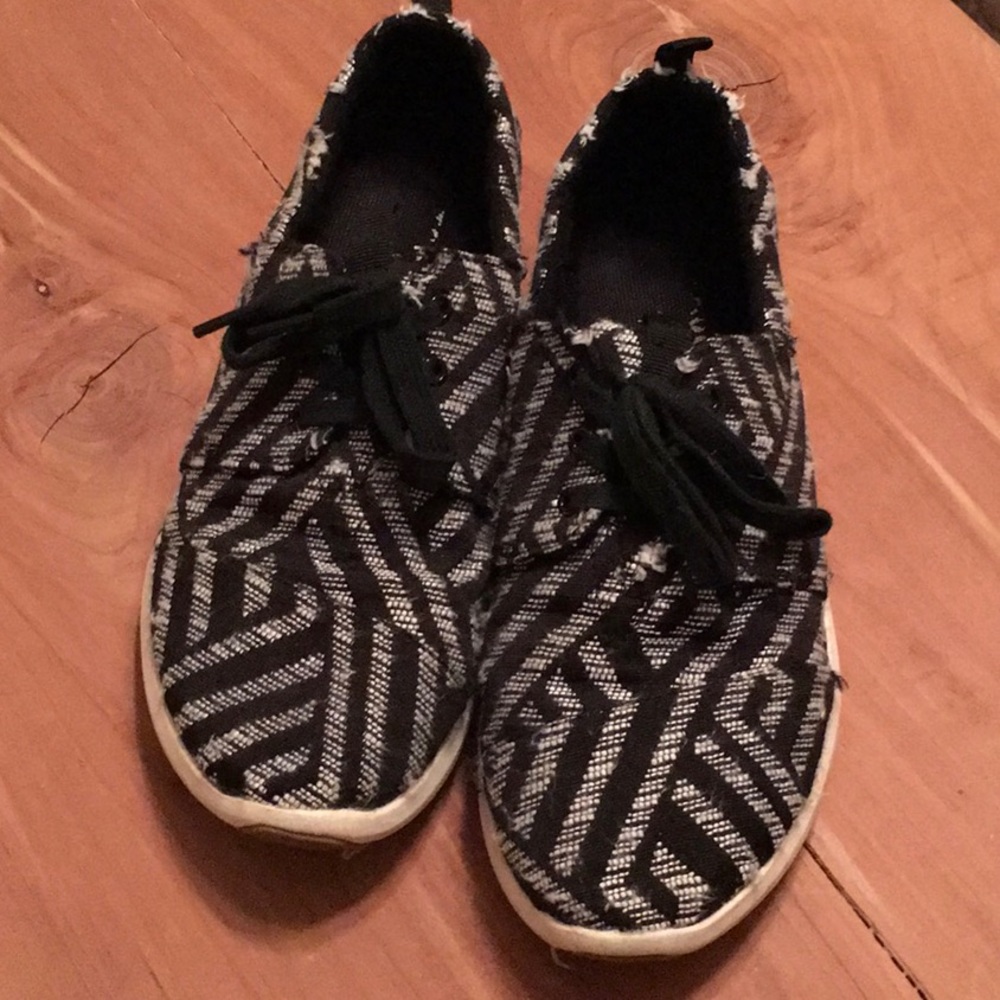 Toms tennis shoes